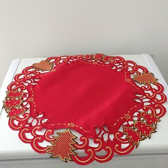 Christmas Round Table Topper - Picture 1 of 4